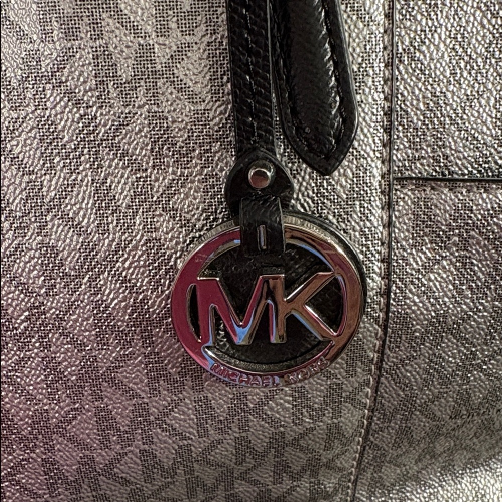 Like New Michael Kors Metallic Jetset Handbag ❤️ - Picture 9 of 12